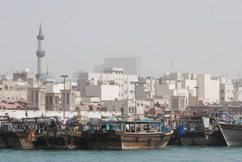 迪拜阿联酋独桅帆船木航行船只停靠德伊勒一边迪拜溪