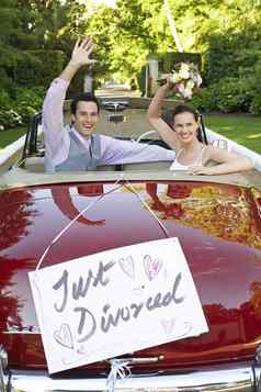 快乐夫妇可转换车挥舞着离婚了标志