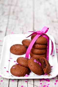 板新鲜的巧克力饼干粉红色的丝带五彩纸屑