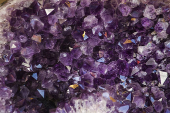 紫罗兰色的紫水晶水晶