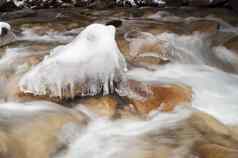 冲河冻水冰岩石冬天景观移动流