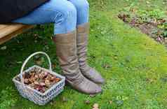 女人靴子花园板凳上篮子叶子