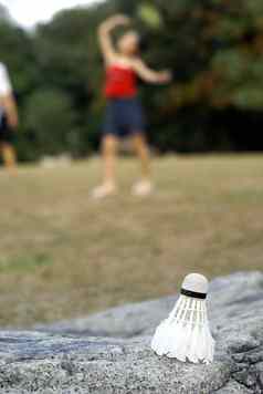 年轻的女孩玩羽毛球公园羽毛球