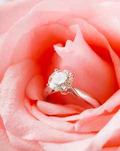 粉红色的玫瑰钻石环