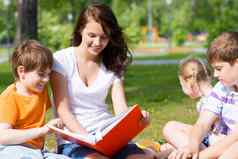 老师读取书孩子们夏天公园