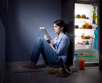 不眠夜女人阅读厨房