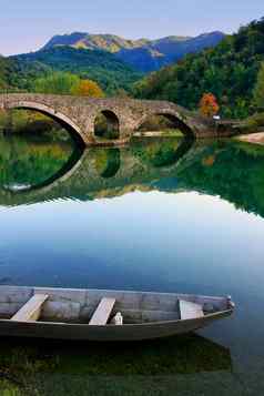 拱形桥反映了crnojevica河黑山共和国