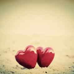 红色的心海滩象征着爱情人节一天浪漫的夫妇