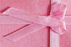 粉红色的礼物盒子系丝带