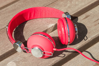 明亮的红色的《连线》杂志耳机