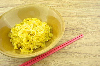 大黄色的面条烫伤棕色（的）碗筷子