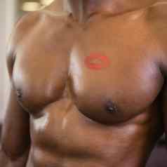 赤膊上阵肌肉发达的男人。口红马克胸部
