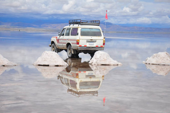 反射吉普车淹没了撒拉语乌尤尼玻利维亚