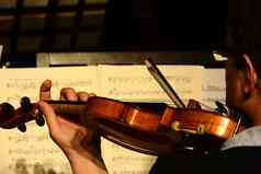 经典音乐家玩小提琴阅读音乐笔记