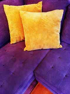 充满活力的紫色的沙发橙色垫子