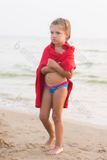 冻一<strong>年</strong>女孩包装成人t恤站海海岸