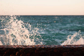 照片<strong>特写</strong>镜头美丽的清晰的绿<strong>松石</strong>海海洋水表面涟漪明亮的飞溅海景背景水平图片