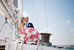 婚礼新娘花束粉红色的白色玫瑰游艇