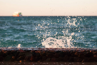 照片<strong>特写</strong>镜头美丽的清晰的绿<strong>松石</strong>海海洋水表面涟漪明亮的飞溅海景背景水平图片