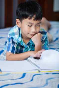 亚洲男孩阅读书教育概念