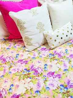 床上色彩斑斓的花设计床上用品