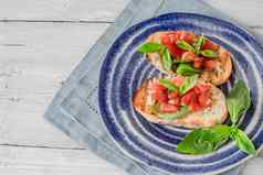 意式烤面包片西红柿罗勒陶瓷板水平
