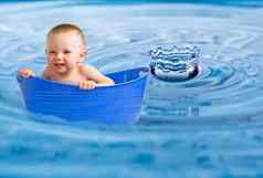 婴儿浮动扩大水照片