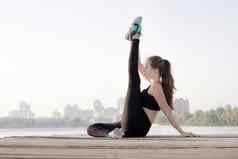 健身女孩延伸腿体育运动锻炼练习