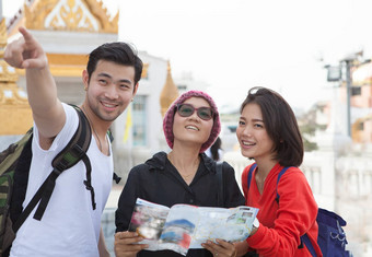 旅行男人。女人高级旅游持有旅行指南书