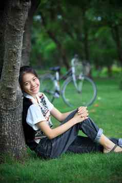 肖像年轻的女人模糊biclycle背景放松