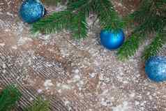 圣诞节树分支机构蓝色的球被雪封住的冬天木