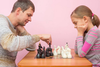 教皇使移动玩国际象棋女儿
