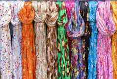 色彩斑斓的围巾东方集市市场