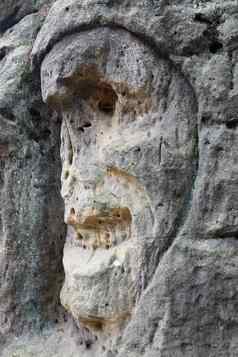 奇怪的石头头岩石雕塑