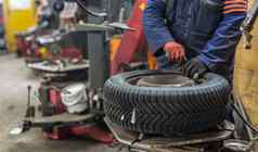 专业汽车机械师替换轮胎轮车修复服务