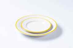 黄色的白色晚餐盘子