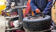 专业汽车机械师替换轮胎轮车修复服务