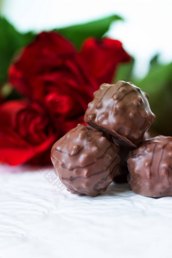 巧克力糖果背景红色的玫瑰