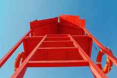 红色的救援塔生命线蓝色的天空