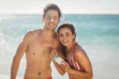 年轻的夫妇防晒霜乳液海滩
