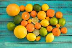 前视图切片柑橘类水果蓝色的木表格