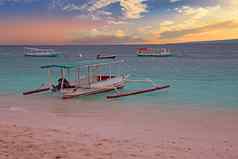 传统的船吉利·少岛海滩印尼日落