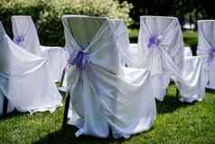 椅子仪式白色缎角紫色的丝带