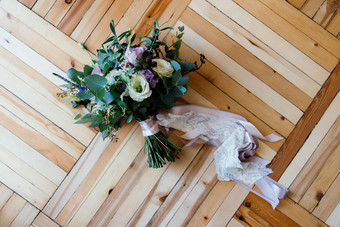 婚礼花束紫色的白色花系丝带木条镶花之地板