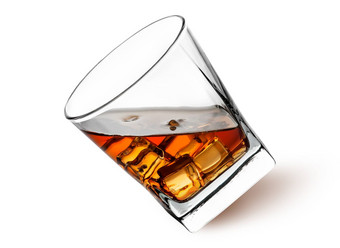 威士忌冰倾斜的玻璃