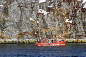 孤独的钓鱼船浮动陡峭的悬崖努克峡湾格林拉