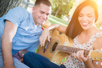 快乐混合比赛夫妇公园玩吉他唱歌歌曲