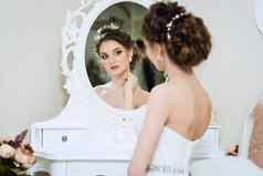 美丽的年轻的新娘前面镜子肖像韦德