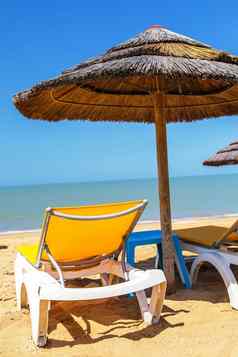 海滩雨伞帆布躺椅热带海滩
