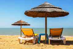 海滩雨伞帆布躺椅热带海滩